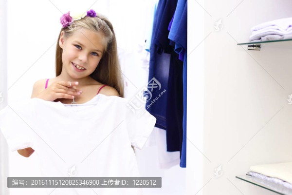 小女孩在做購物