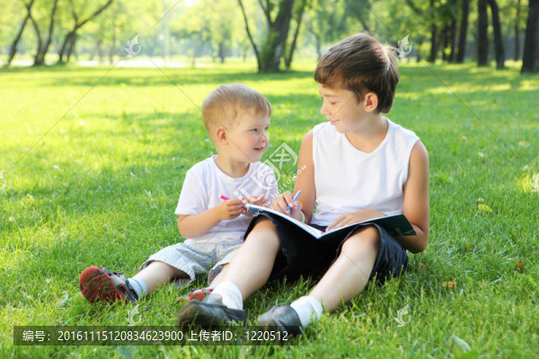 公園里的孩子們?cè)谧x一本書