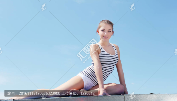 一個年輕女子做運(yùn)動的畫像