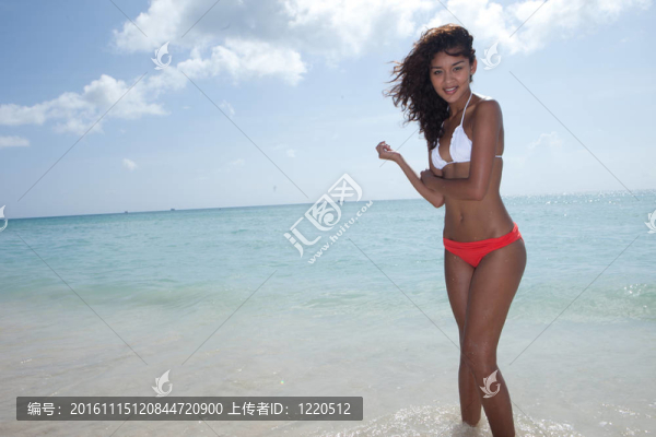 美麗的女孩在海灘上的邁阿密海灘