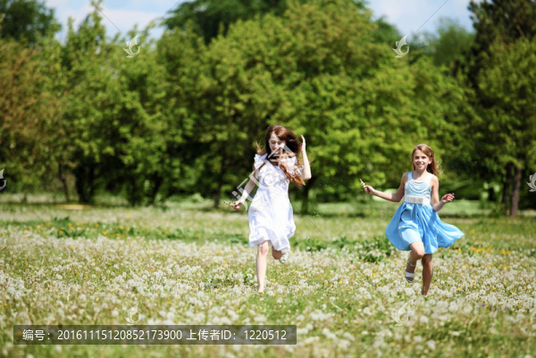 兩個(gè)女孩在公園里玩