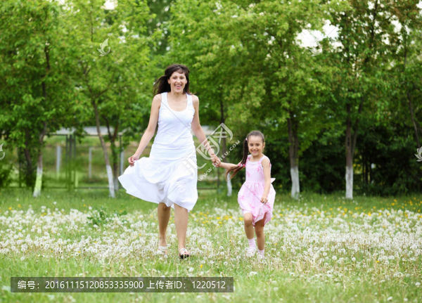 年輕的母親和她的小女兒