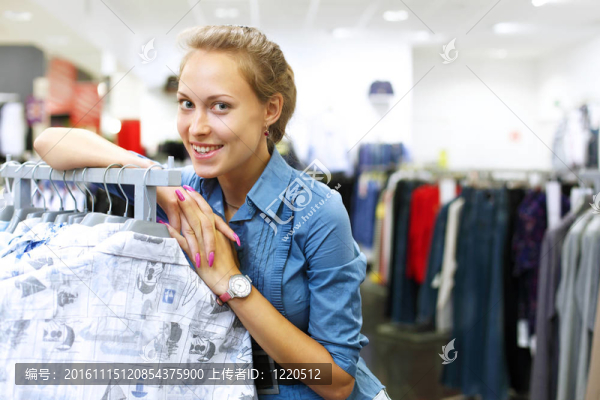 在一家商店買衣服的女人