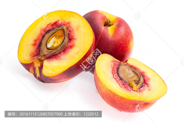 白色背景上的桃子