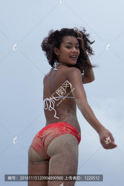 美麗的女孩在海灘上的邁阿密海灘
