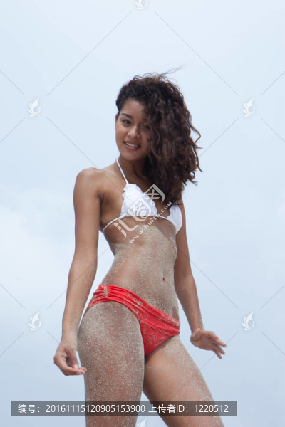 美麗的女孩在海灘上的邁阿密海灘