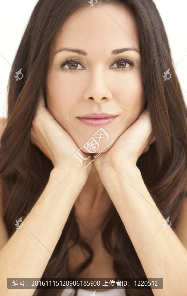 快樂的微笑美麗的女人在她的手上休息