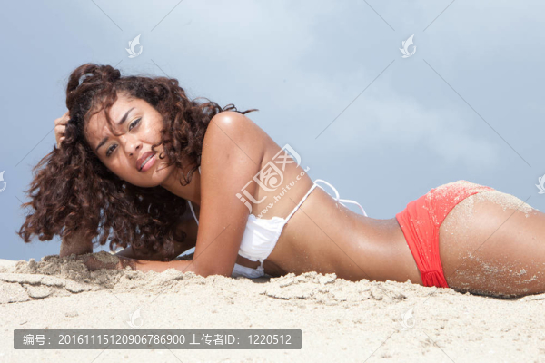 美麗的女孩在海灘上的邁阿密海灘
