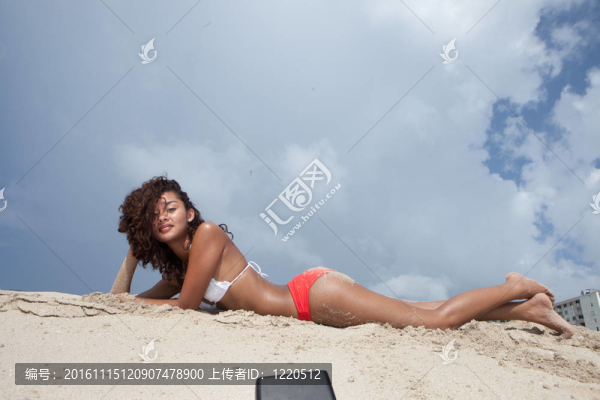 美麗的女孩在海灘上的邁阿密海灘