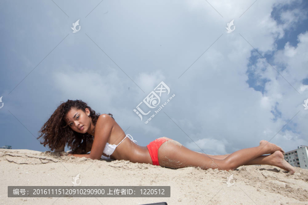 美麗的女孩在海灘上的邁阿密海灘