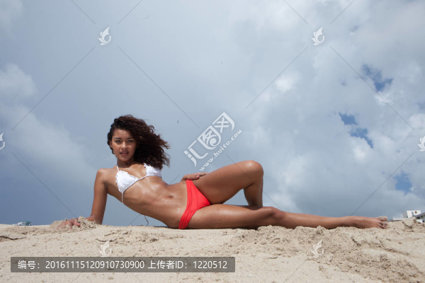 美麗的女孩在海灘上的邁阿密海灘