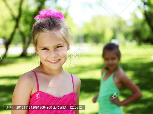 在夏天公園里的小女孩和朋友們