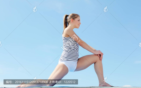 一個(gè)年輕女子做運(yùn)動(dòng)的畫(huà)像