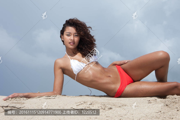 美麗的女孩在海灘上的邁阿密海灘