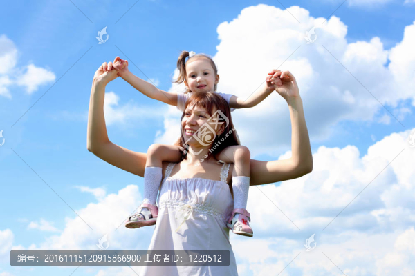 母親帶著女兒在戶外