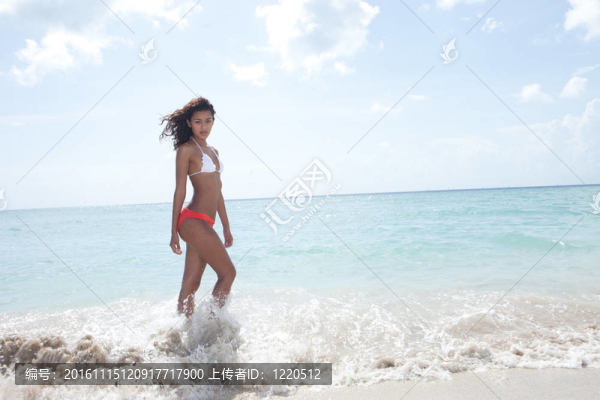 美麗的女孩在海灘上的邁阿密海灘