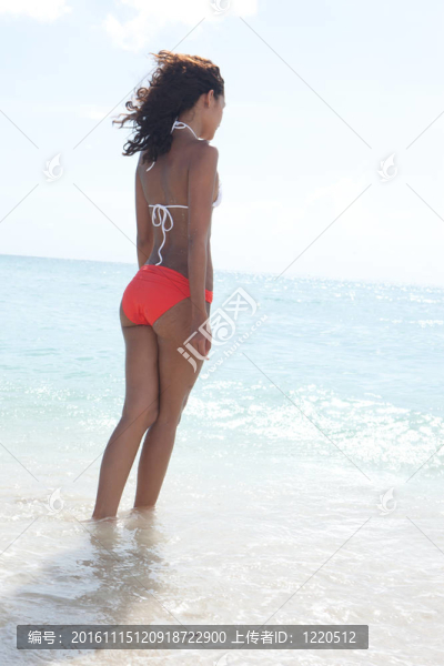 美麗的女孩在海灘上的邁阿密海灘