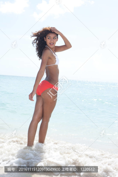 美麗的女孩在海灘上的邁阿密海灘