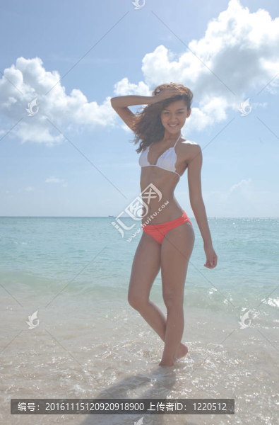 美麗的女孩在海灘上的邁阿密海灘