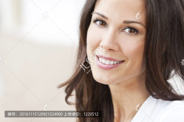幸福的微笑美麗的黑發(fā)女人
