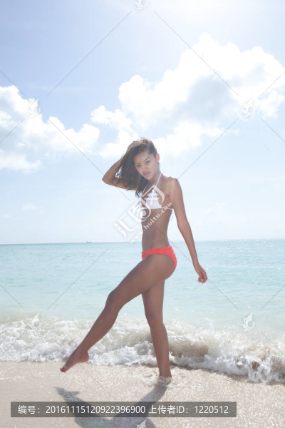 美麗的女孩在海灘上的邁阿密海灘