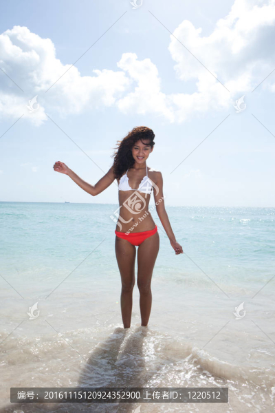 美麗的女孩在海灘上的邁阿密海灘