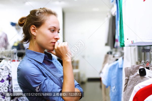 年輕女孩買衣服