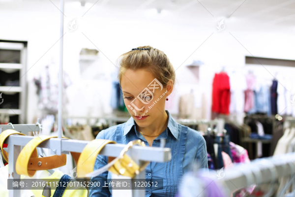 年輕女孩買衣服