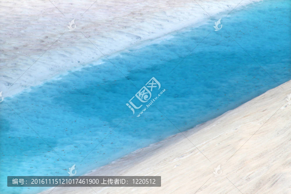 生動(dòng)的藍(lán)色融雪池