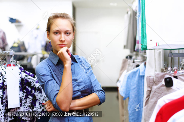 年輕女孩買衣服