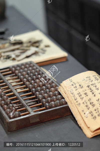 在一個中國的老字號在桌上算盤和書