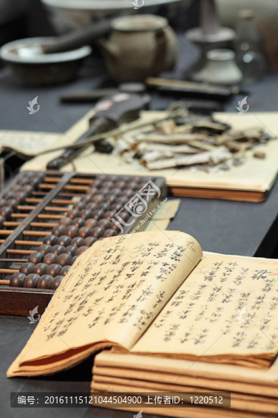在一個(gè)中國的老字號(hào)在桌上算盤和書