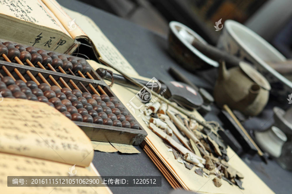 在一個(gè)中國(guó)的老字號(hào)在桌上算盤和書