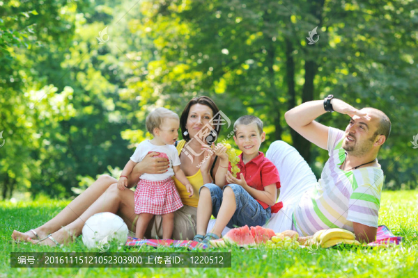 快樂(lè)的年輕夫婦和他們的孩子在公園玩得開心
