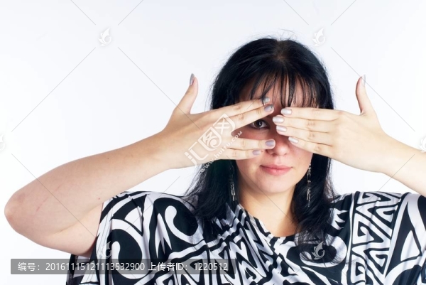 覆蓋眼睛的女人