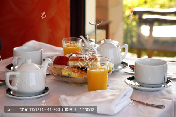 歐式早餐加橙汁；水果和咖啡