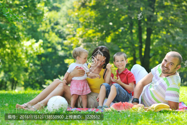 快樂的年輕夫婦和他們的孩子在公園玩得開心