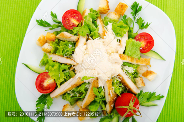 盤子里的美味沙拉