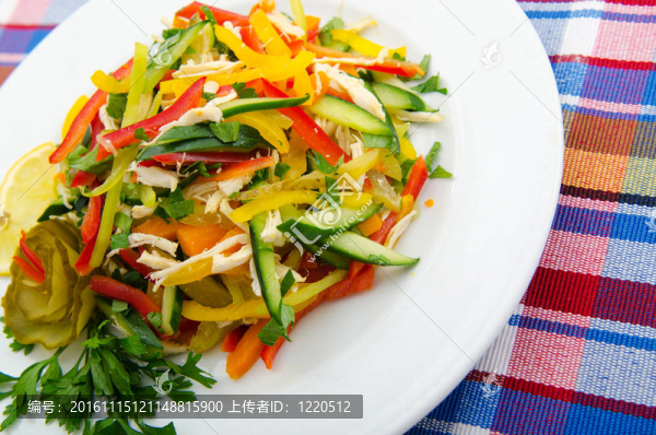 盤子里的美味沙拉