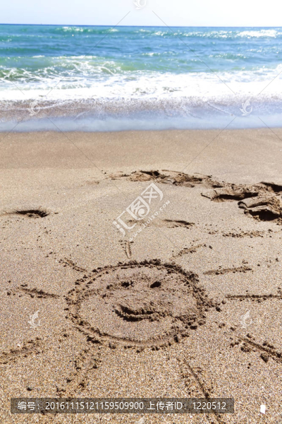 太陽(yáng)在沙灘上