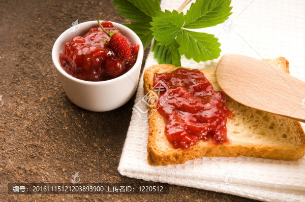 野生草莓果醬配烤面包片