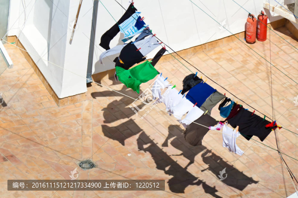 洗衣服掛在外面干