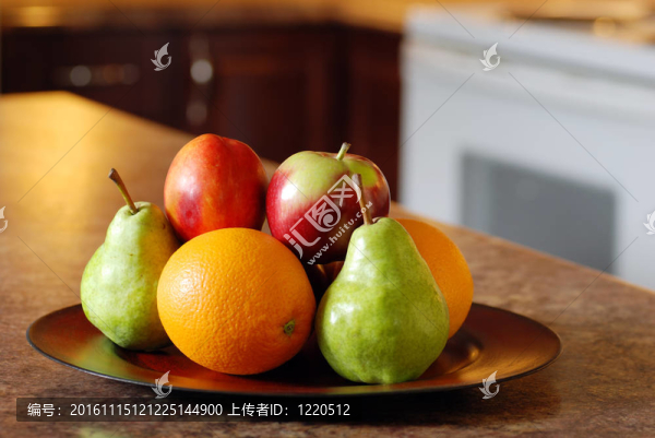 木板上的混合水果
