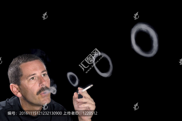 男子吸煙和吹煙圈