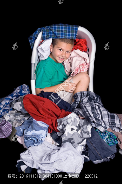 穿衣服籃的男孩