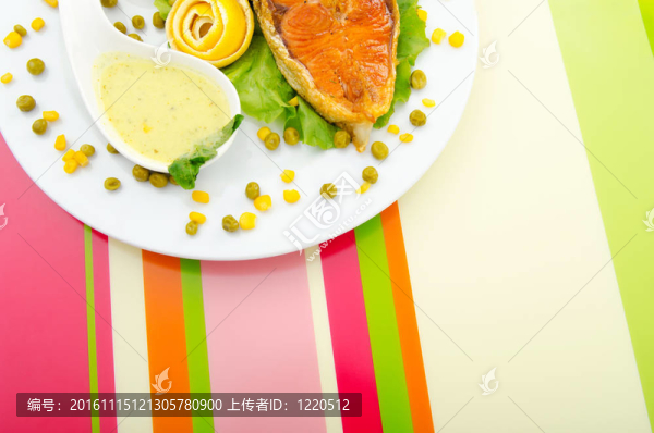 烤鮭魚在盤子里