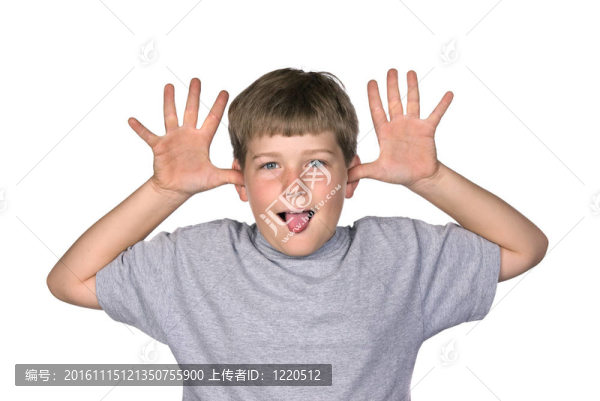 男孩做鬼臉