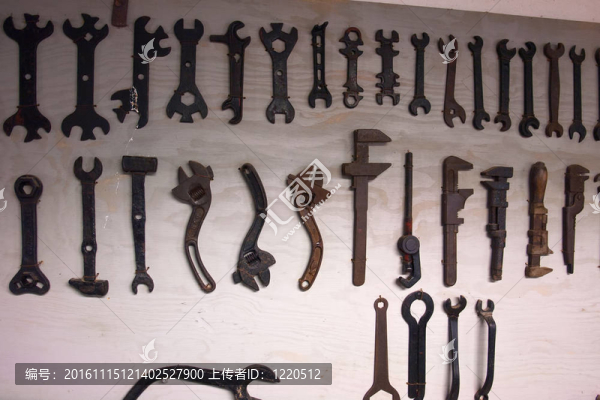 集舊金屬扳手工具