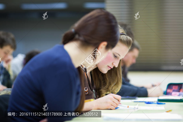 坐在教室里的漂亮女大學(xué)生