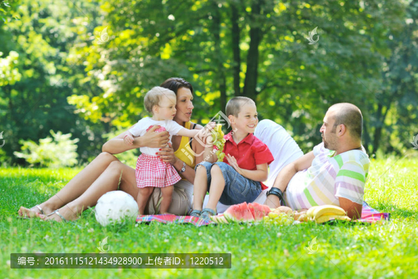 快樂的年輕夫婦和他們的孩子在公園玩得開心